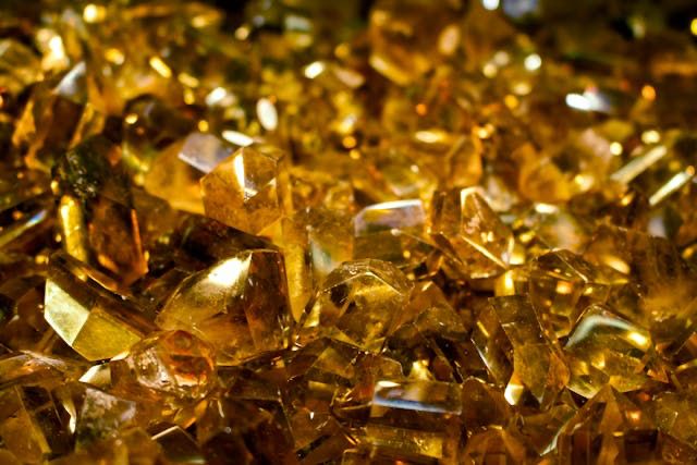 Citrine Radiance – Manifest Abundance Through Crystal Hydration